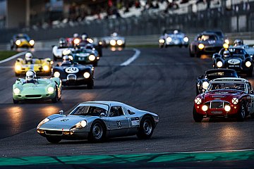 Das Abendrennen der Zweisitzigen Sportwagen und GT bis 1971 bildet einen Höhepunkt des Wochenendes. Hier treten viele echte Raritäten und Motorsport-Ikonen an, die sonst allenfalls in privaten Sammlungen und Museen zu sehen sind - Foto: OGP / Gruppe C