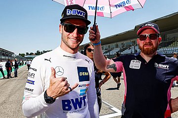 Maro Engel (37/D) klettert in eines der beiden Cockpits des Mercedes-AMG Team Landgraf - Foto: DTM
