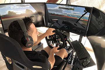 Sven Müller im Simulator - Foto: Porsche
