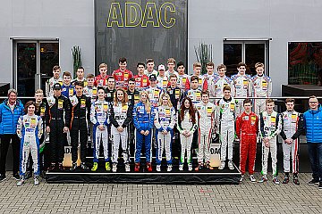 Gruppenbild der Formel-4-Fahrer vor dem Saisonstart - Foto: ADAC