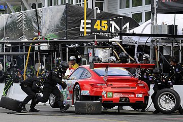 Porsche 911 GT3 RSR, Flying Lizard Motorsports Jörg Bergmeisterund Patrick Long