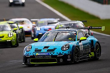 Etienne Ploenes sichert sich den Sieg im GT3-Sprint-Rennen