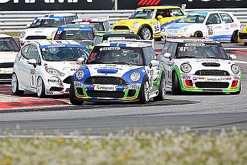 Tourenwagen erobern den Dünen-Circuit