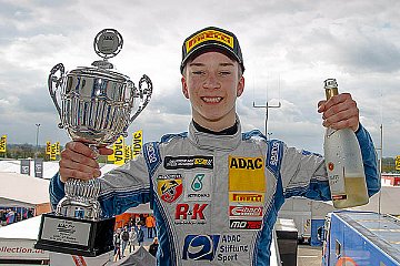 Podestplatz für Mücke Motorsport zum Auftakt