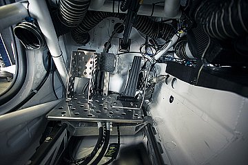 Viel los im Fußraum. In der Mitte sind Gas und Bremse für Glock und Spengler. Links die Stütze für Zanardis linke Protese, rechts der Stift für seine Bremse. - Foto: BMW