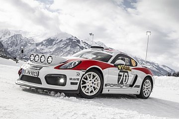 Demofahrt des Porsche Cayman GT4 Rallye auf Schnee und Eis