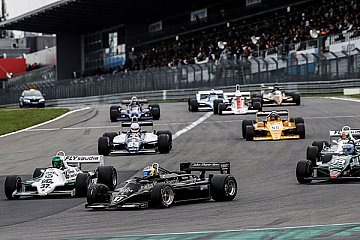 Der AvD-Oldtimer-Grand-Prix lädt am Wochenende zur rasanten Motorsport-Zeitreise ein. Zu den Stars gehören Formel-1-Fahrzeuge der Cosworth-Ära (im Bild), aber auch Sportwagen und -Prototypen, der DTM Classic Cup und Vorkriegsrennwagen sind zu sehen - Foto: AvD-OGP / Suer