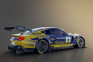 Einer der Mustang GT3 startet 2025 in den markanten Farben von Ravenol - Foto: ADAC/Ford Design