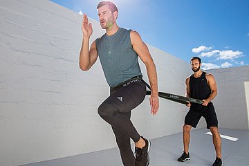 Das BLACKROLL® Resist Band ist eine Widerstandsband für Beschleunigungs-, Sprint-und Lauftechniktraining - Foto: BLACKROLL®