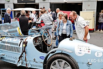Nicht nur auf der Rennstrecke gibt es am Nürburgring viel zu entdecken. Der Bummel durch das Fahrerlager gehört beim AvD-Oldtimer-Grand-Prix zum Pflichtprogramm, der Eintritt ist in allen Eintrittskarten inklusive - Foto: Suer / AvD-OGP
