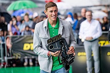 Nils Politt überreichte Maro Engel am Samstag seinen Pokal - Foto: ADAC
