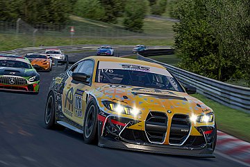 Der BMW M4 GT4 von SimRC liegt in der SP10 an der Spitze - Foto: VLN