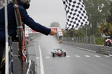Souveräner Sieg für Ben Barnicoat im Regen