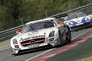 Polarweiss mit erster Bestzeit vor Bergkulisse