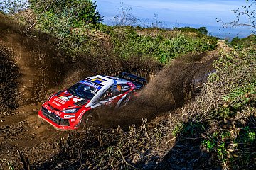 Solberg setzt sich beim verregneten Safari-Auftakt ab