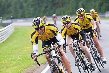 Freiwillige Runde nach dem Rennen (v.l.n.r.): Manuel Reuter mit Marek Böckmann und Tim Zimmermann.