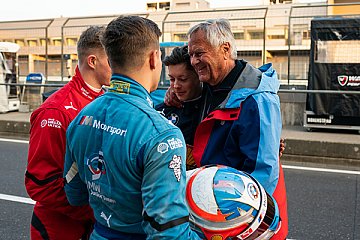 BMW Junior Team mit Mentor Jochen Neerpasch - Foto: BMW