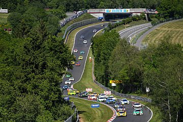 Turbulente Startphase im 45. ADAC Zurich 24h-Rennen