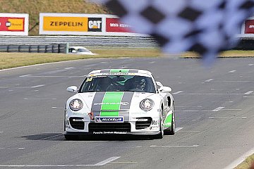 Ulrich Diedrichsen bei der Zieldurchfahrt am Samstag - Foto: Porsche