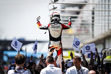 Benjamin Leuchter feiert seinen Erfolg - Foto: VW