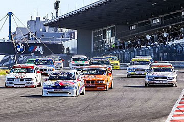 Uwe Alzen in seinem Original-Opel Vectra (vorne) kehrte nach mehrähriger Rennpause als Doppelsieger im STW-Revival in den Rennsport zurück - Foto: OGP