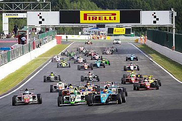 Lando Norris siegt bei Premiere