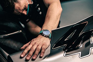 IWC Schaffhausen und Mercedes stellen offizielle Teamuhr vor