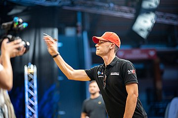 Sheldon van der Linde zeigte seine Wurfkünste an der Dartscheibe - Foto: ADAC