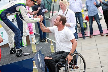 Monoskifahrer Simon Wallner (r.) bei der Siegerehrung mit Lirim Zendeli - Foto: ADAC