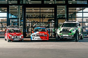 BMW Group Classic bringt (von links) einen historischen Morris Mini Cooper S, einen BMW M3 in Rallyeversion sowie einen Dakar MINI ALL 4 Racing, den Siegerwagen der Rallye Dakar 2012, nach Zell am See - Foto: GP Ice Race/BMW