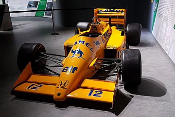 Blickfang beim AvD auf der Retro Classics in Stuttgart ist ein Lotus 99T Showcar. Das Modell wurde in der Formel-1-Saison 1987 von Ayrton Senna pilotiert - Foto: MBA Schell