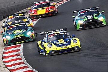 Rutronik Racing mit dem Porsche auf dem Nürburgring in der Saison 2025 - Foto: SRO / JEP