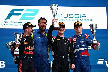 Dan Ticktum gewinnt Rennen 1 in Sotschi
