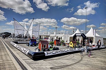 Die Porsche World im Fahrerlager