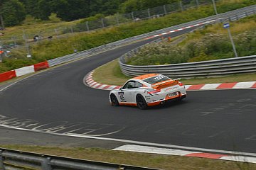 Mit dem diesjährig neu aufgebauten Porsche Carrera 991 konnte die Mannschaft aus Herschbroich abermals die Wertungsgruppe aller VLN-Produktionswagen gewinnen - Foto: Andreas Patzelt