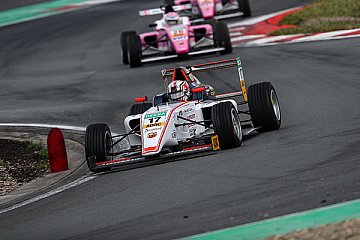 Beim Debüt auf dem Podium: Charles Leclercs jüngerer Bruder Arthur - Foto: ADAC