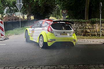Chris Brugger mit dem Ford Fiesta R5 auf der allerletzten Rille und quer in den Abzweig – noch mal gut gegangen - Foto: ADAC Ostwestfalen-Lippe e.V.