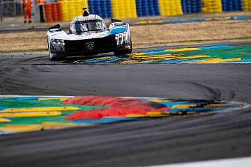 Beide Peugeot 9X8 des Teams Peugeot TotalEnergies erreichen das Ziel