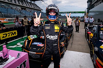Ben Dörr freute sich zunächst über P2 und später über den Sieg - Foto: ADAC