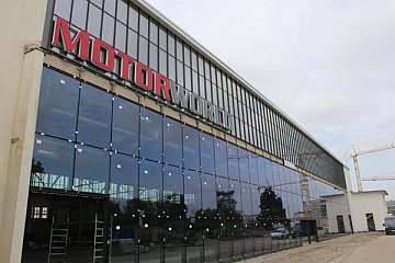 Die Fassade der Motorworld Köln – Rheinland gibt bereits einen Vorgeschmack auf das fertige Gebäude