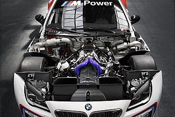 Ein Blick unter die Haube des BMW M6 GT3 mit Turbo - Foto: BMW