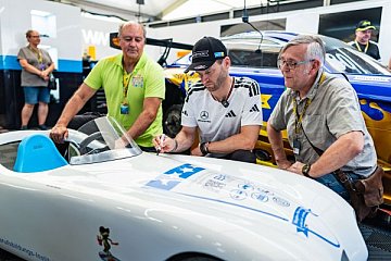 Guter Zweck auf vier kleinen Rädern: Robert Weininger, Seriensieger des Nürnberger Seifenkistenrennens, versteigerte am Norisring sein Gefährt. Der Erlös kam dem Verein zur Förderung brasilianischer Straßenkinder e. V. von Ex-Bundesliga-Profi Giovane Elber zugute. Maro Engel ließ es sich nicht nehmen, die Erfolgs-Seifenkiste zu signieren – der Mercedes-AMG-Fahrer kennt das südamerikanische Land gut - Foto: ADAC
