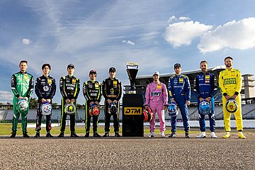 Die Titelkandidaten der DTM 2025: Marco Wittmann, Jack Aitken, Thomas Preining, Ayhancan Güven, Jordan Pepper, Lucas Auer, Maro Engel, René Rast und Jules Gounon (v.l.) - Foto: ADAC