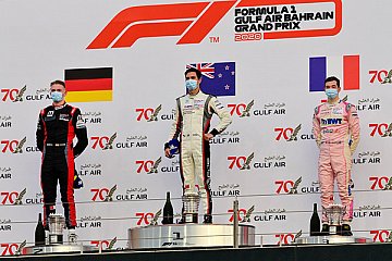 Julian Hanses auf dem Siegerpodium in Bahrain - Foto: Fast-Media