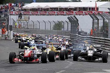 Jake Dennis feiert seinen ersten Formel-3-Triumph