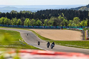 Bikers welcome: Während im März die Touristenfahrten auf der Nordschleife starten, gibt es ab April auch die ersten Termine für Touristenfahrer auf der Grand-Prix-Strecke. Hier sind Motorräder und Autofahrer im Rahmen der Öffnungszeiten in jeweils eigenen Zeitslots unterwegs - Foto: Racetracker/NurburgLivePics
