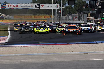 Schon 2025 gab es in Misano reichlich Action - Foto: SRO / JEP