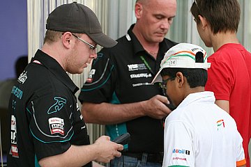 Björn Möser und Meik Wagner kontrollieren die Anwesenheit bei der Fahrerbesprechung mit EVA