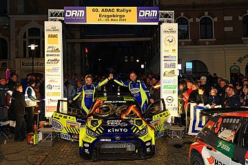 Philip Geipel und Katrin Becker feiern auf dem Markt Stollberg ihren Triumph - Foto: ADAC