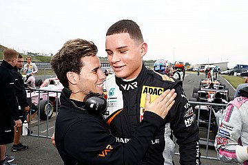 Alte Teamkollegen mit neuen Frisuren: Meister Joey Mawson (l.) mit Kami Laliberté - Foto: ADAC